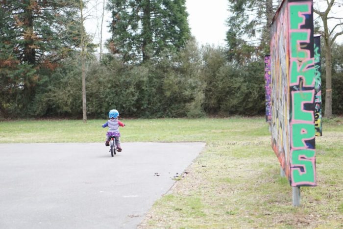 Unterwegs mit Kindern auf dem Skaterplatz bei Sonnenschein - die ersten Versuche mit dem Kinderfahrrad