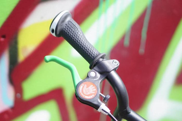 grüne Handbremse und schwarze Handbremse unterscheiden die Vorderrad- und Hinterradbremse - ein Fahrrad für Kleinkinder ab 3 Jahren ist das woom 2 von woombikes mit dem kinder einfach Fahrradfahren lernen können