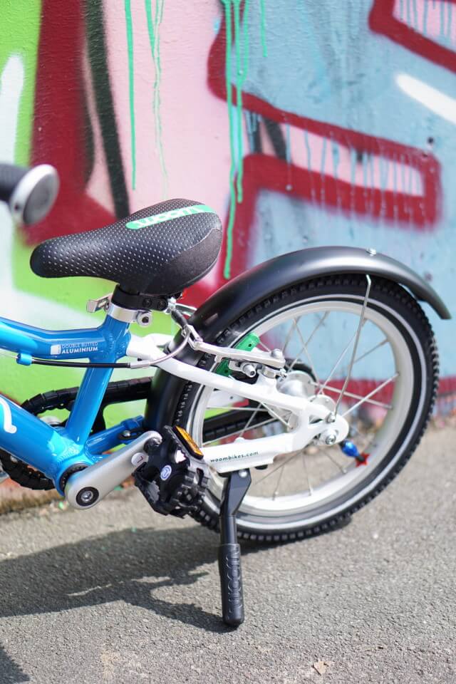 Ein Fahrrad für Kinder, das sehr verkehrssicher ist und alles hat, was ein großes Fahrrad auch hat- Fahrradklingel, Fahrradständer, Pedale und Schutzbleche