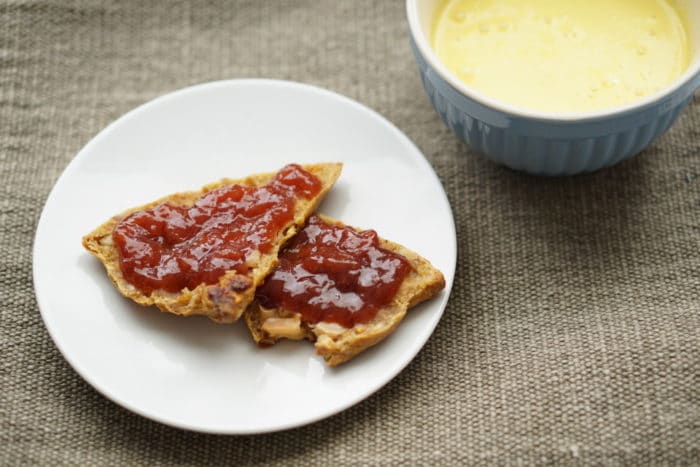 zuckerfreie Marmelade auf einem Brötchen ohne Zucker mit selbstgemachtem Kurkuma Latte. Paste für die goldene Milch selber machen ist ganz einfach.