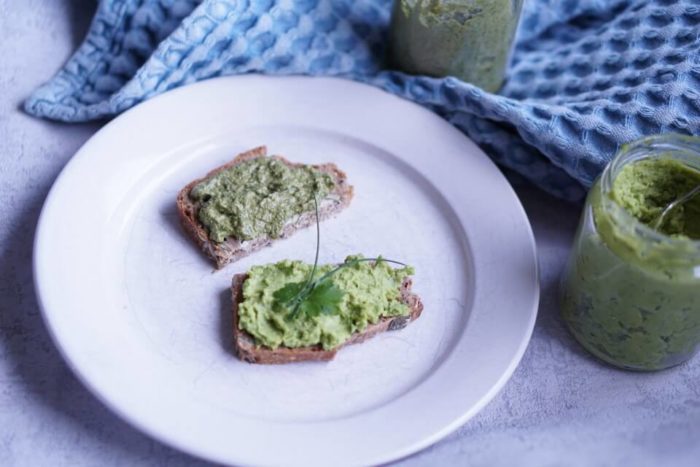 vegane und vegetarische Aufstriche - Sonnenbkumenkernaufstrich mit Spinat und grünes Erbsenhummus auf selbstgebackenem Brot
