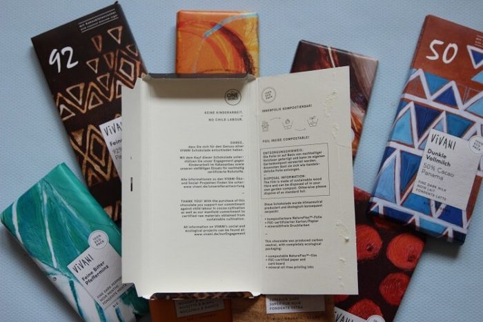 umweltfreundliche Verpackung der Schokolade - mit kompostierbarer Folie für mehr Nachhaltigkeit. Schokolade mit Top Qualität. Vollmilch, Latte Macchiato. Orange oder Cranberry