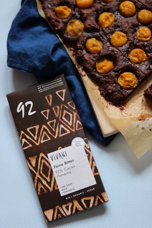 VIVANI Schokolade für unseren schnellen Blechkuchen mit Obst - für das Rezept brauchst du nur wenige Zutaten und etwas hochwertige dunkle Schokolade. Der perfekte Nachtisch zum Grillen im Sommer oder ein kleiner Seelentröster bei Mama Blues am Ende eines stressigen Alltags mit Kindern und Baby