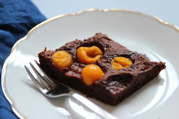 Schokoladenbrwonie mit Physalis und Zartbitterschokolade von VIVANI gegen Mama Blues