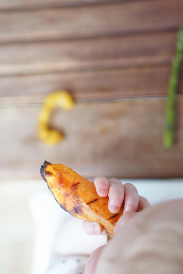 BLW Baby isst Süßkartoffelstick