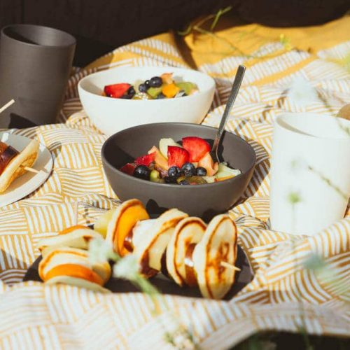 Picknick Rezepte mit Pfannkuchentürmchen und Obstsalat