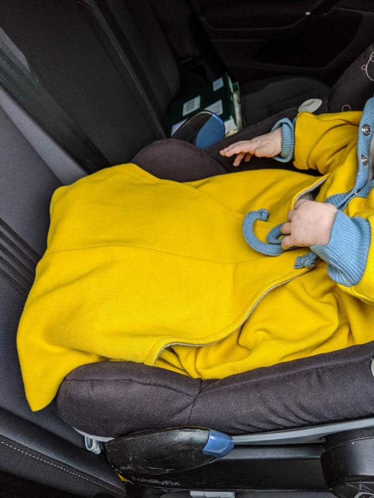 Baby im Maxi Cosi mit Decke