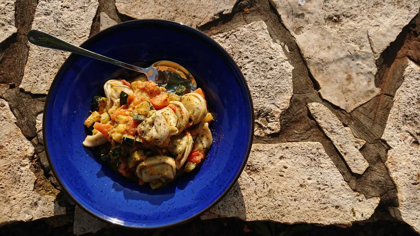 Tortellini mit Ratatouille im Wohnwagen kochen