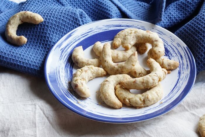 zuckerfreie Plätzchen und Kekse für die Adventszeit backen. Unsere Rezepte für Plätzchen ohne Zucker die breifrei und BLW geeignet sind in einem Backbuch