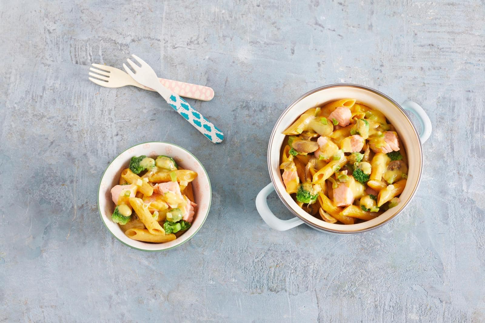 One-Por-Pasta mit Lachs, Pilzen und Brokkoli - ein schnelles Pasta Gericht für Babys und Kleinkinder und den Rest der Familie. Wir zeigen dir unser schnelles Rezept für ein gesundes Mittagessen.