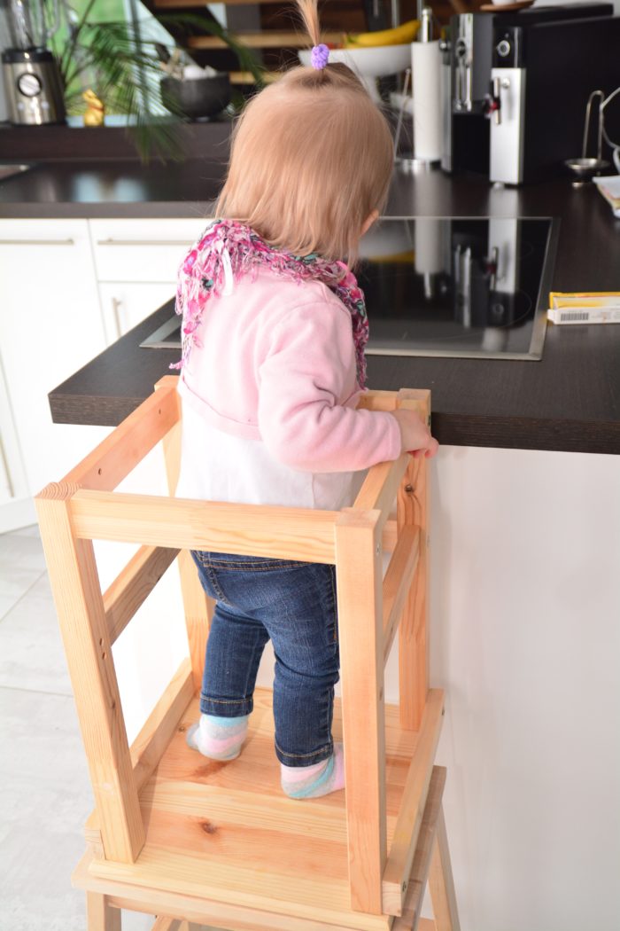 Küchen Lernturm selbst bauen mit Hocker von Ikea