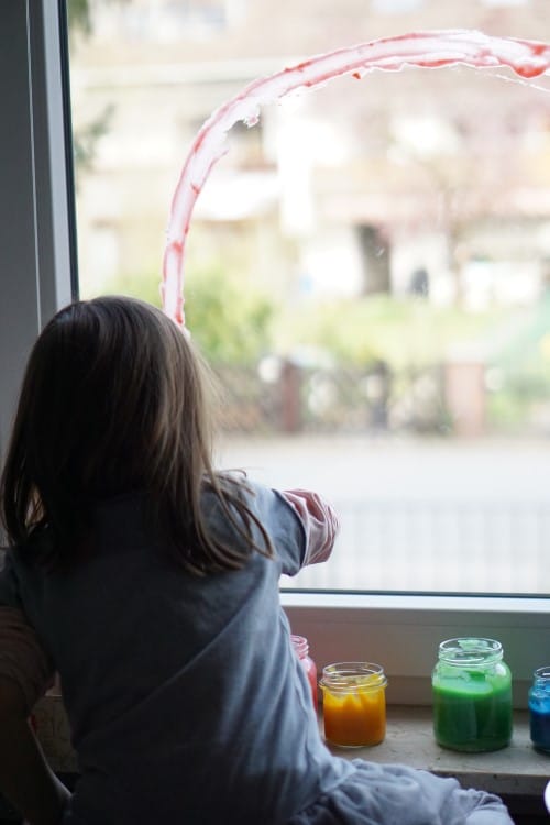 Basteln, Malen und Co. für Ostern - unser Regenbogen Fensterbild mit Fingerfarbe
