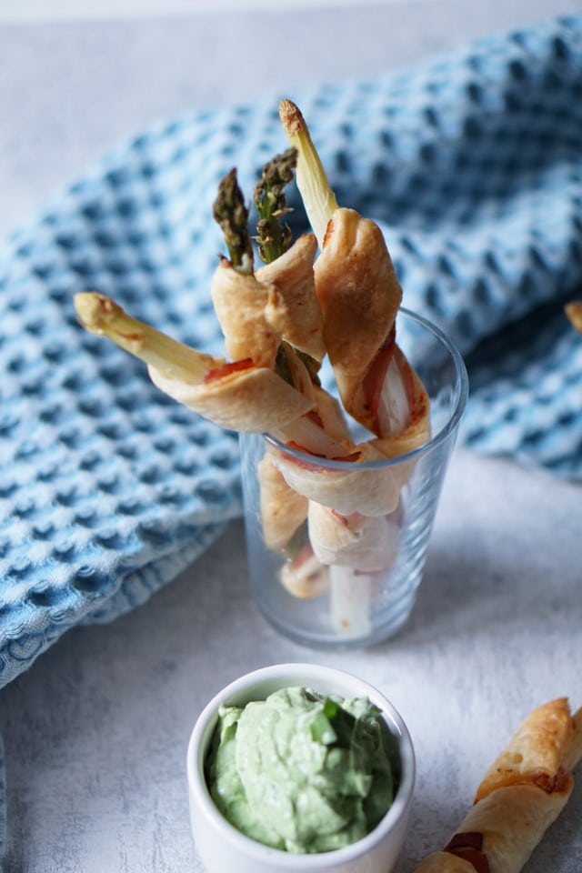Spargel im Blätterteig als Snack oder Abendessen mit einem Dip aus Avocado und Bärlauch