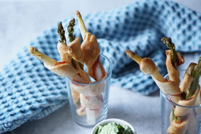 BLW Rezepte für die gesunde Familienküche - Spargel im Blätterteig mit Guacamole