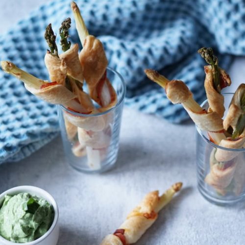 grüner Spargel und weißer Spargel mit Teig umwickelt und grüner Soße - Spargel für Babys