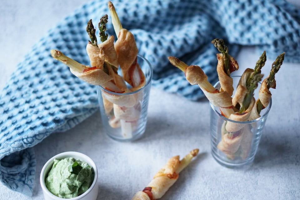 grüner Spargel und weißer Spargel mit Teig umwickelt und grüner Soße - Spargel für Babys