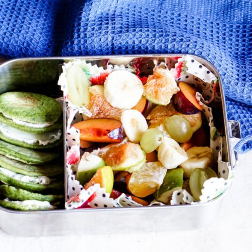 Kindergartenbox - bunt gefüllte Brotdose für den Kindergarten mit Obst und Pfannkuchen für unterwegs