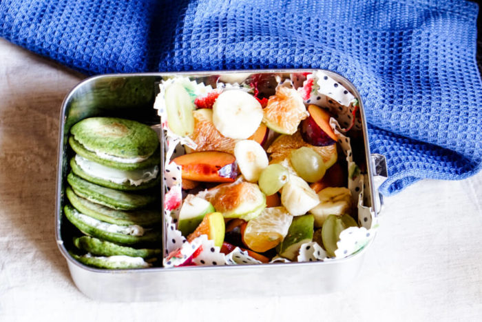 Kindergartenbox - bunt gefüllte Brotdose für den Kindergarten mit Obst und Pfannkuchen für unterwegs