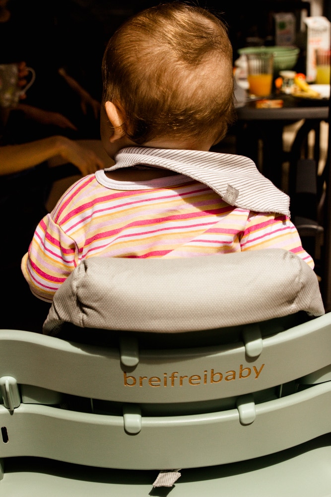 Baby sitzt zum essen im Tripp Trapp
