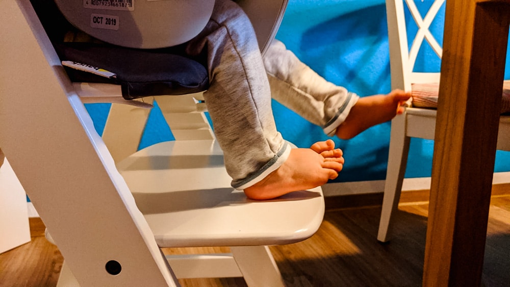 Baby isst im Hochstuhl