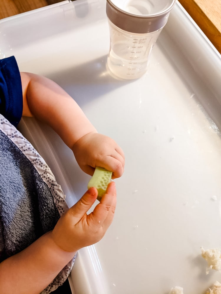 Baby isst auf dem Hochstuhl Tisch