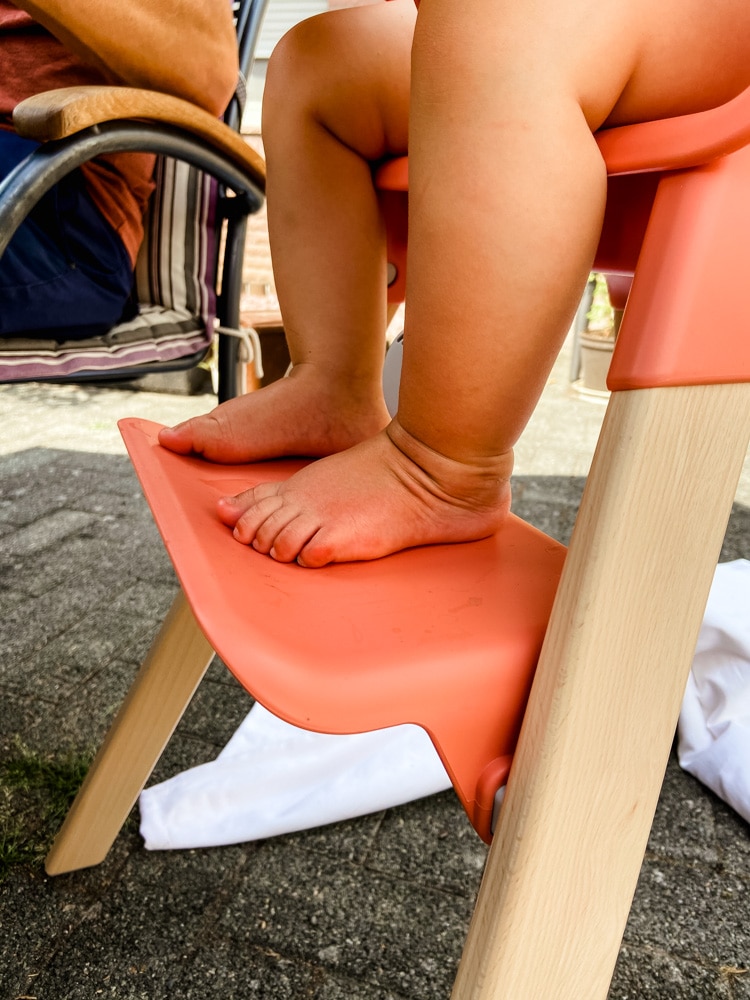 Baby stellt die Füße im Stokke Clikk auf