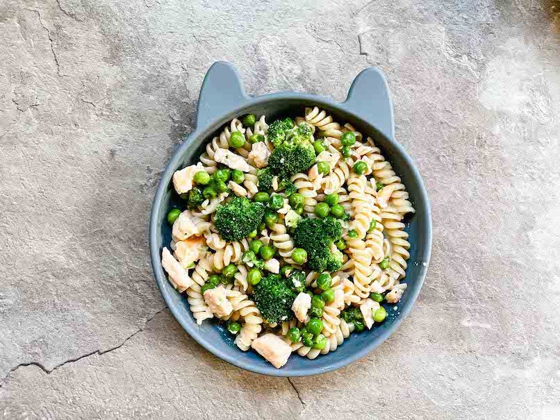 Pasta für Kleinkinder mit Lachs und Erbsen