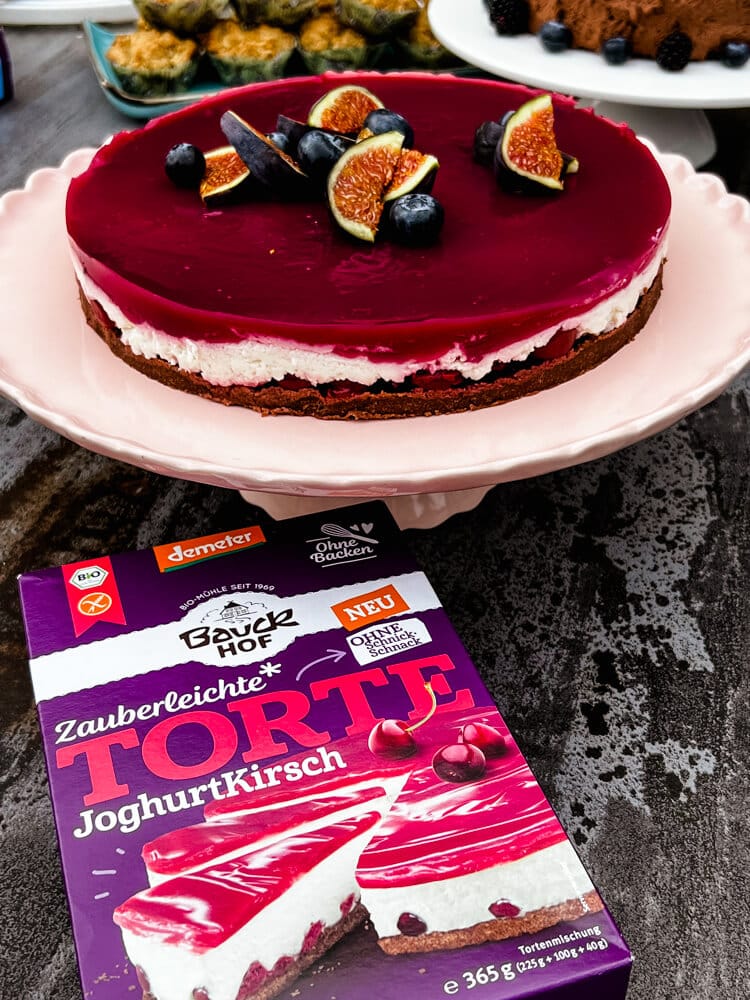 Kuchen Kindergeburtstag: Joghurt Kirsch Torte für die Gäste