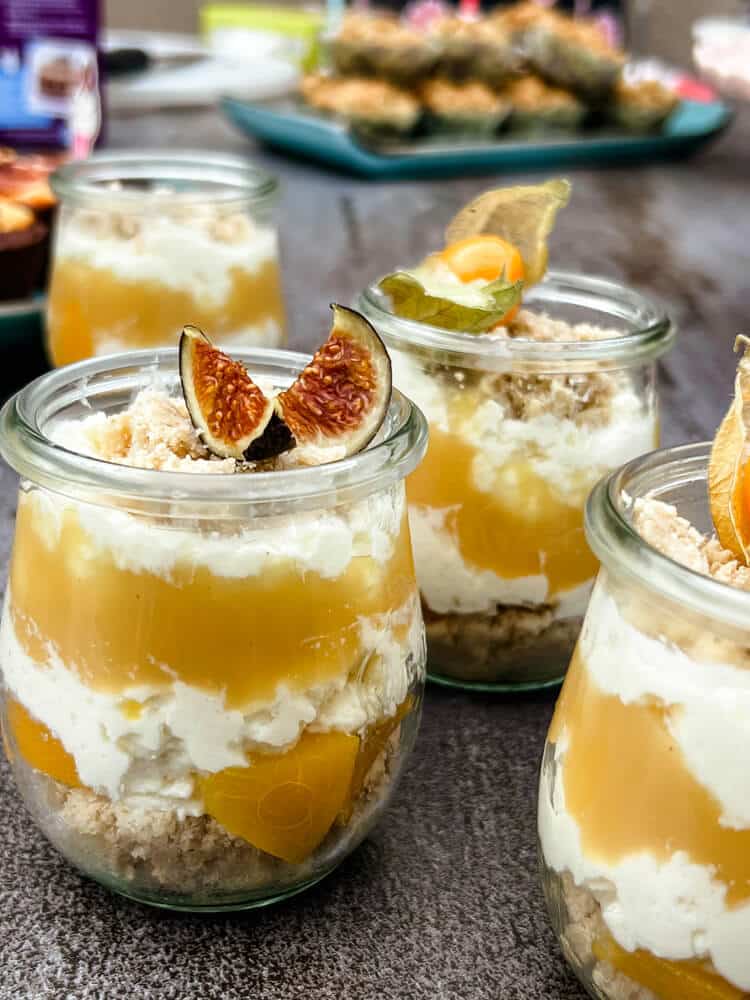 Kuchen Kindergeburtstag für die Gäste: Käse-Sahne-Backmischung als Schichtdessert