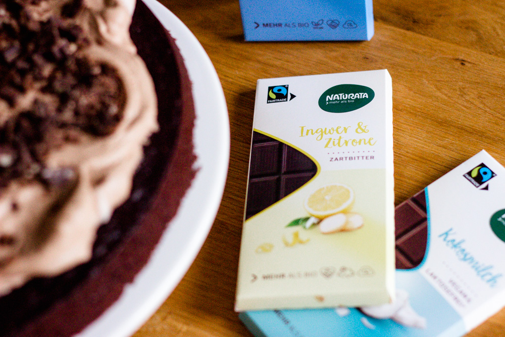 Veganer Schokokuchen mit Ingwer-Zitrone Schokolade von Naturata