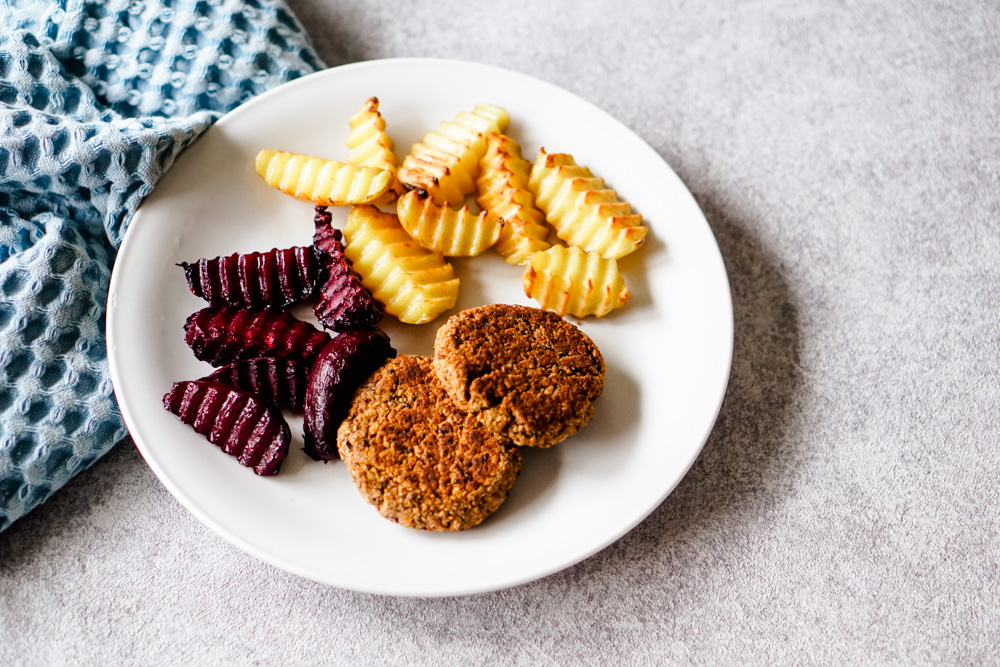 Bohnenbratlinge mit Ofengemüse